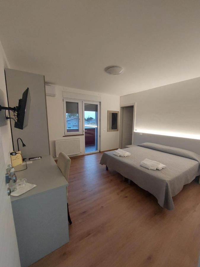 Locanda Rossa Hotel Romans di Varmo Buitenkant foto